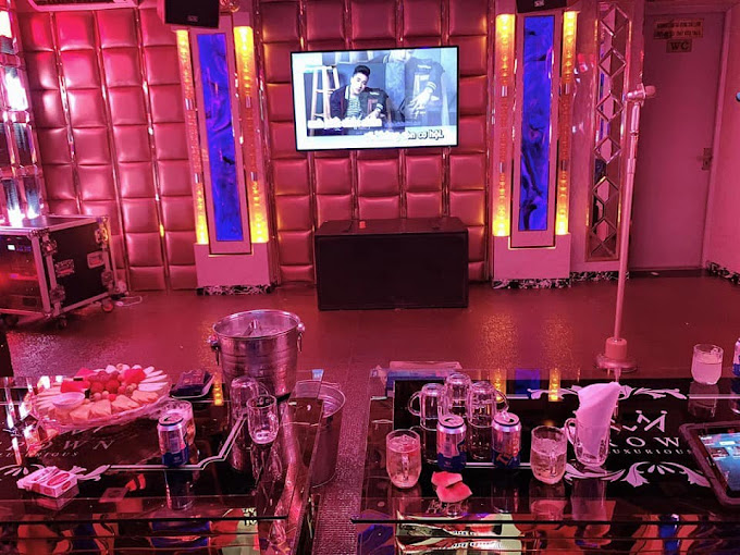 크라운 가라오케 외관